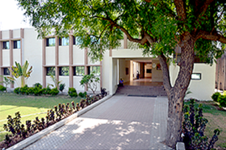 https://cache.careers360.mobi/media/colleges/social-media/media-gallery/18925/2019/5/16/Campus View of Sardar Patel College of Administration and Management Anand_Campus-View.png